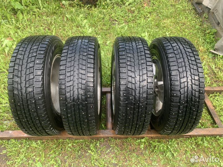 Dunlop SP Winter Ice 01 215/70 R16 100T