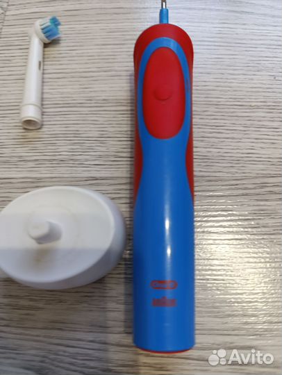 Электрическая зубная щетка Oral B braun