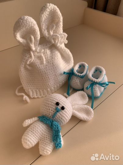 Для фотосессии малыша: пинетки, шапочка, игрушка