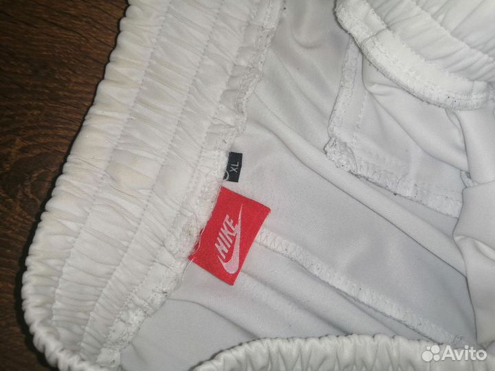 Белые шорты Nike на ломпасах