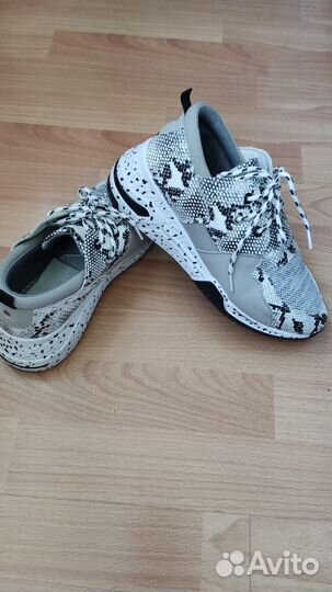 Кроссовки женские