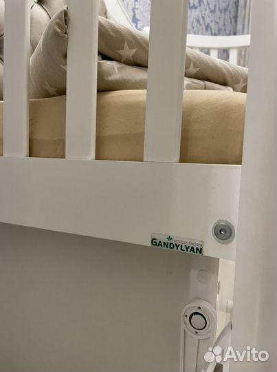 Детская кроватка с маятником и ящиком