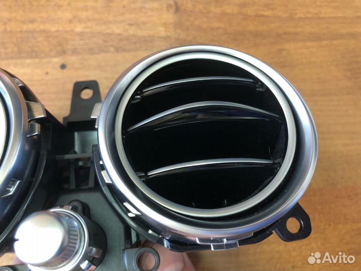 Дефлектор торпедо центральный Mercedes W213