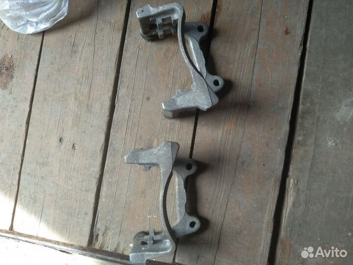 Скоба тормозного суппорта на volkswagen Пассат