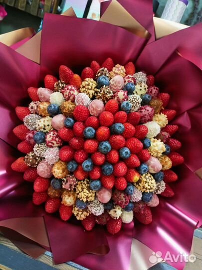 Клубничный букеты с шоколадом и без