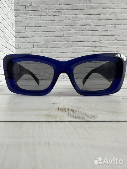 Солнцезащитные очки Prada