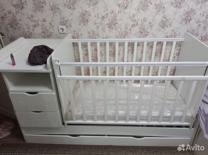 Детская кроватка с маятником и комодом