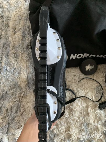 Набор из коньков, сумки и шайбы