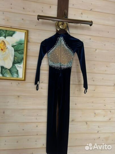 Костюм для выступлений по фигурному катанию