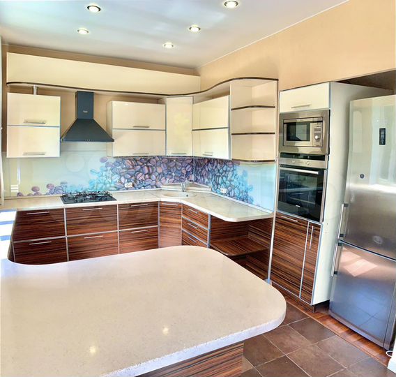 2-к. квартира, 55 м², 2/4 эт.