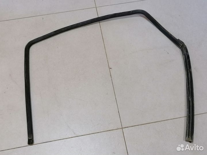 Уплотнитель задней правой двери Opel Astra F