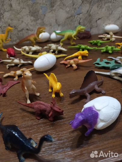 Коллекция фигурок динозавров
