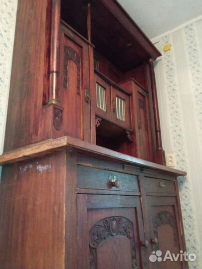 Старинный антикварный шкаф буфет