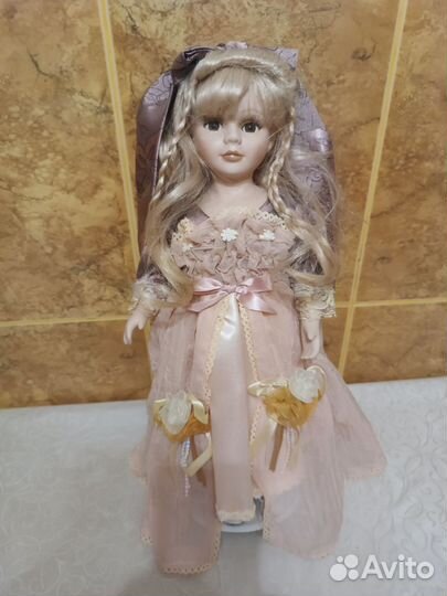 Кукла фарфоровая