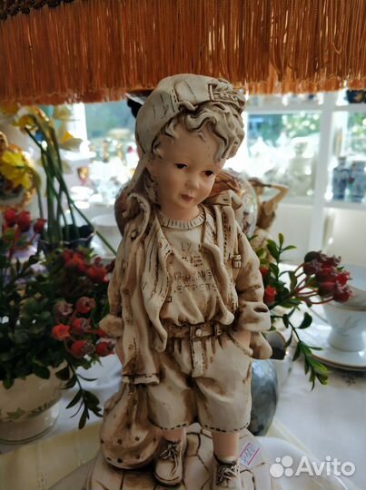 Статуэтка фигурка мальчик с рюкзаком