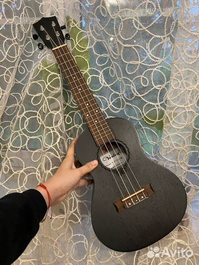 Укулеле концерт Veston, красное дерево + каподастр