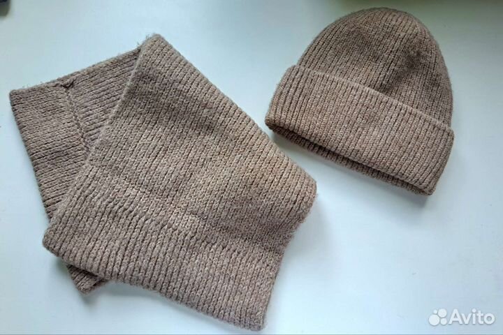 Бежевые шапка и снуд