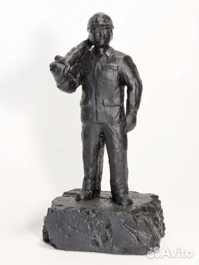 Скульптура из угля Шахтёр