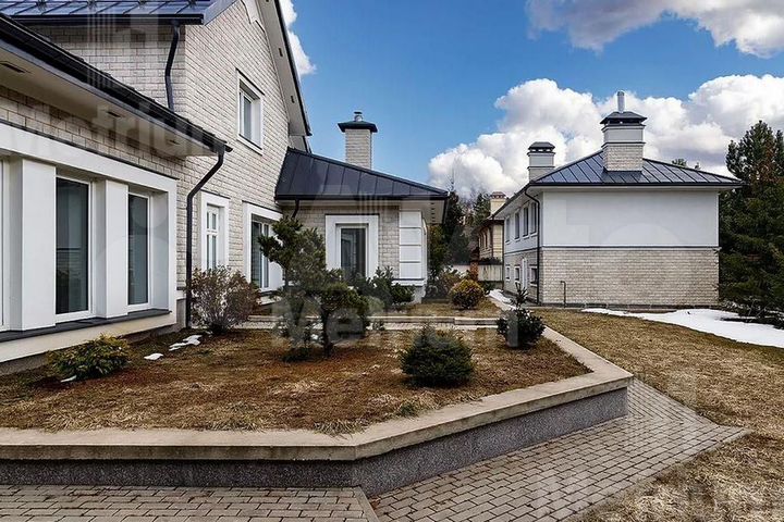 Коттедж 901 м² на участке 24,5 сот.