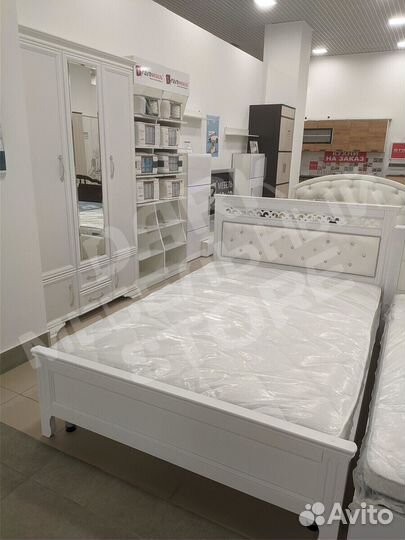 Кровать массив