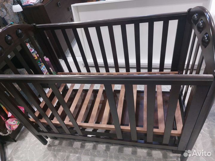Детская кроватка с продольным маятником