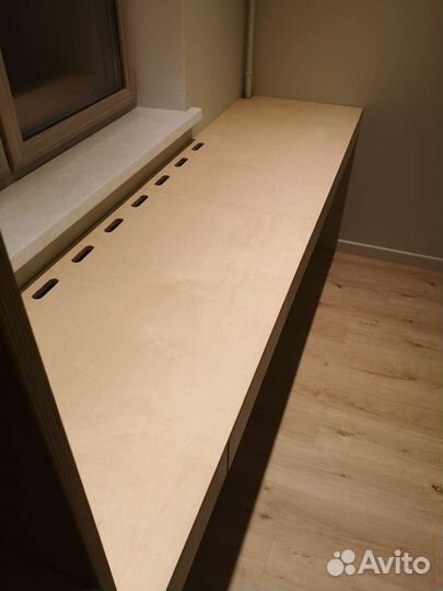 Рабочая зона у окна из фанеры