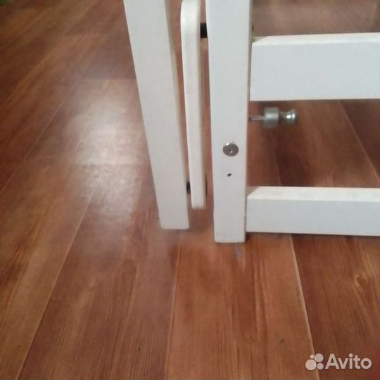 Детская кроватка с маятником