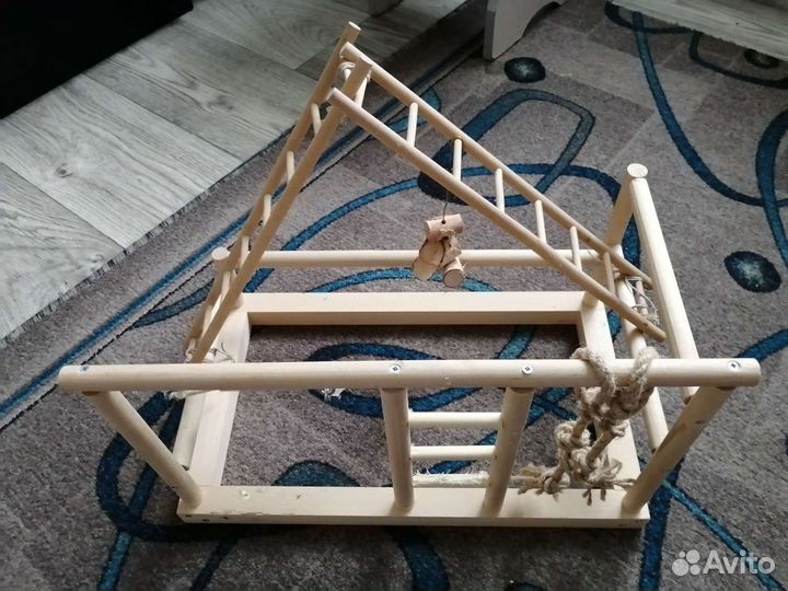 Игровой стенд и игрушки для попугаев, жердочки