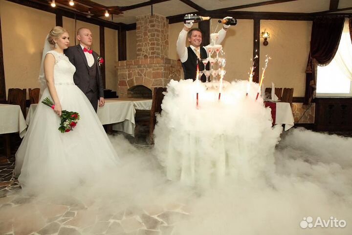 Пирамида из бокалов с шампанским (горка)