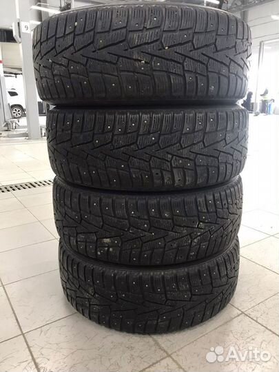 Roadstone Winguard WinSpike 215/55 R17