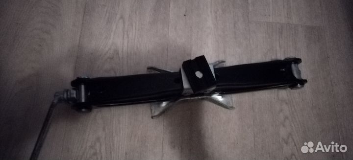 Домкрат автомобильный