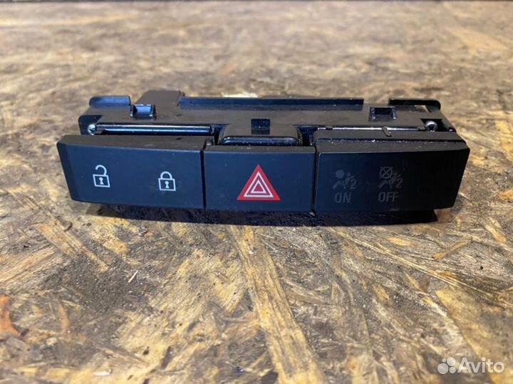 Кнопка аварийной сигнализации Opel Astra