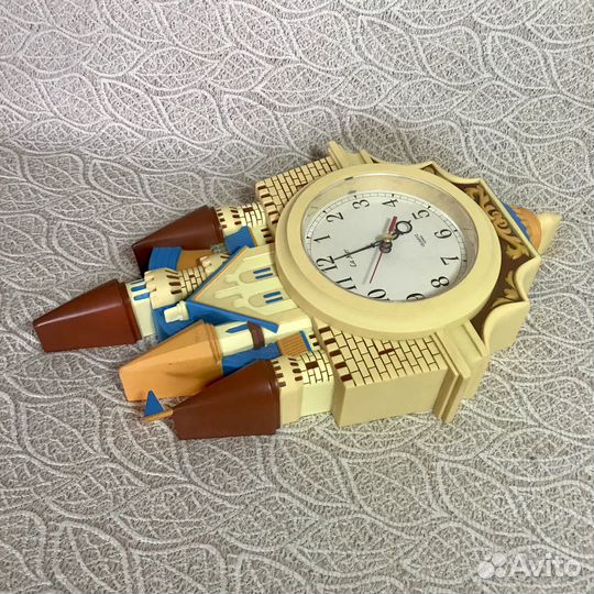 Часы настенные «замок»