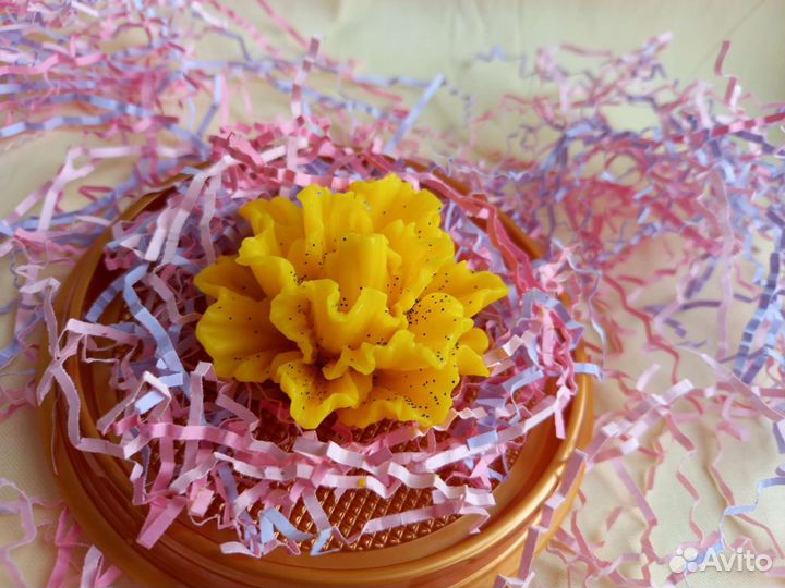 Ирис жёлтого цвета из мыла