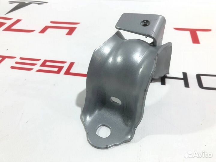 Кронштейн крепления (скоба) стабилизатора Tesla