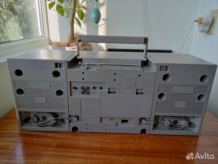 Кассетная магнитола Sharp 939 колонки отличные
