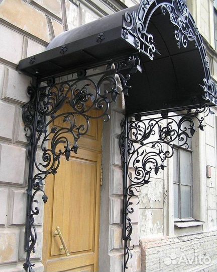 Козырёк над крыльцом
