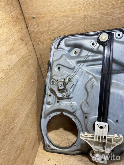 Стеклоподъемник задний левый VW Passat B5+ C109