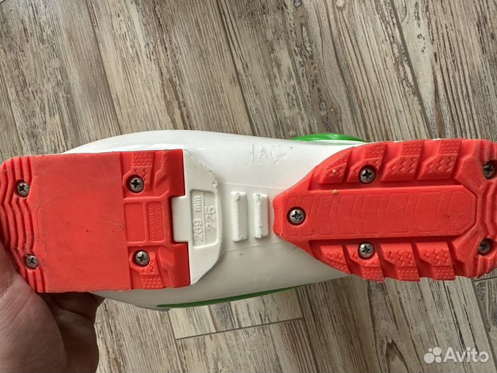 Горнолыжные ботинки и лыжи