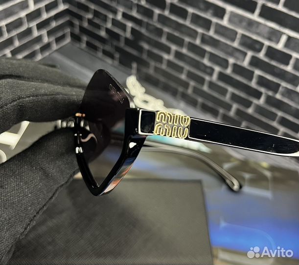 Солнцезащитные очки miu miu женские