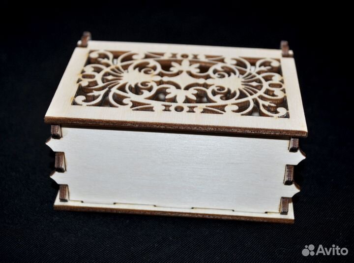 Деревянная шкатулка
