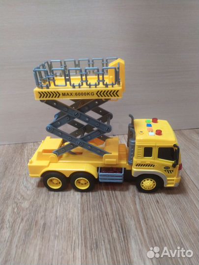 Автомобиль с подъёмником инерционный