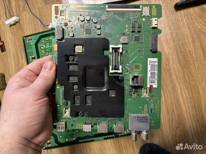 В разборе телевизор Samsung UE70TU7090U