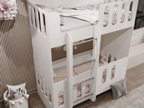 Детская двухъярусная кровать �с лестницей