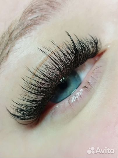 Наращивание ресниц, оформление бровей