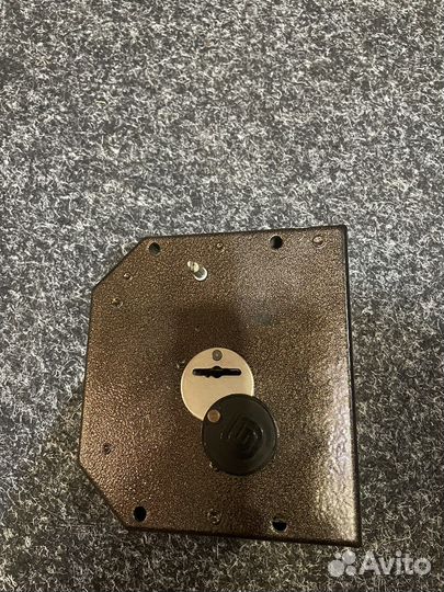 Замок дверной накладной