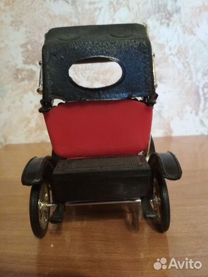 Модель ретро автомобиля