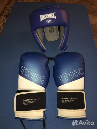 Боксерские перчатки и шлем