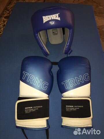 Боксерские перчатки и шлем