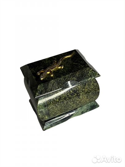 Малахитовая шкатулка с ящерицей